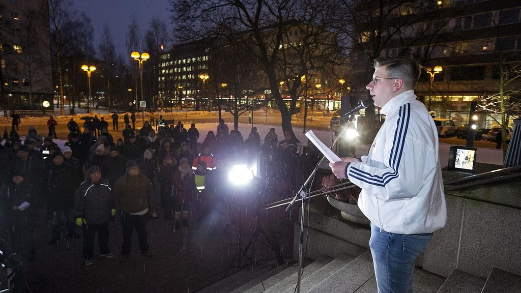 Perussuomalaisten Sebastian Tynkkynen puhui Oulun Perussuomalaisten järjestämässä mielenosoituksessa Oulun kaupungintalon edessä.