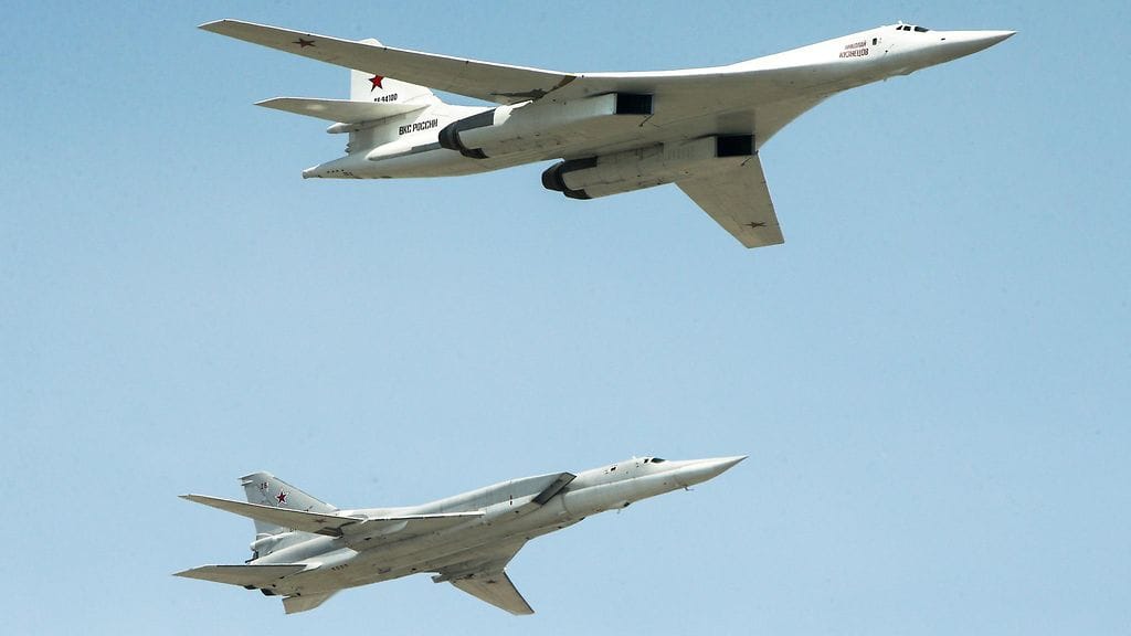 Arkistokuva: Kuvassa  Tupolev Tu-160 ja Tupolev Tu-22M3 -pommikoneet.