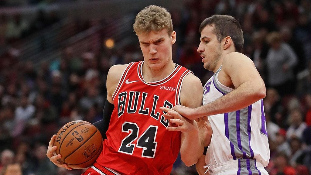 Lauri Markkanen kamppailussa Nemanja Bjelican kanssa.