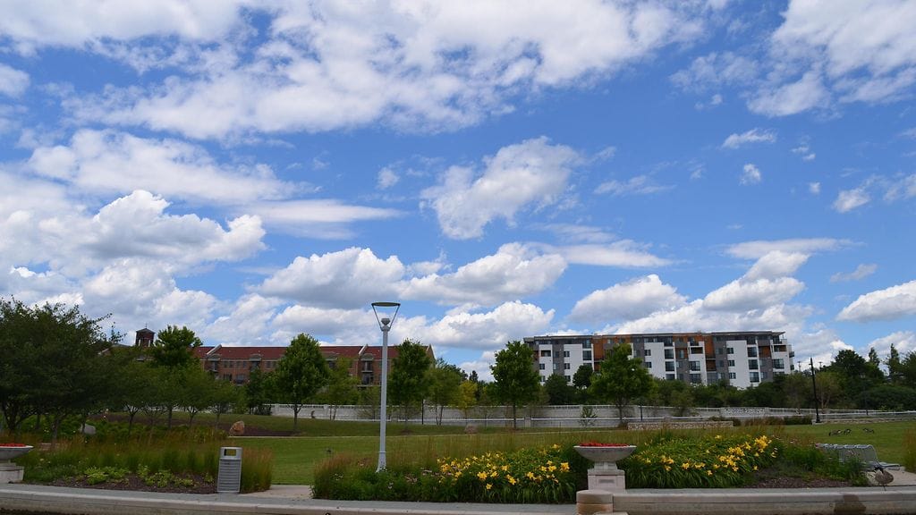 Arkistokuva Mishawakasta, jossa viranomaiset tutkivat nuoren koulutytön julmaa kuolemaa.