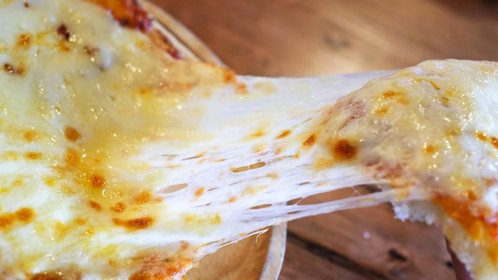 Miltä suolaisen ja makean pizzan yhistelmä sinun korvaan kuulostaa?