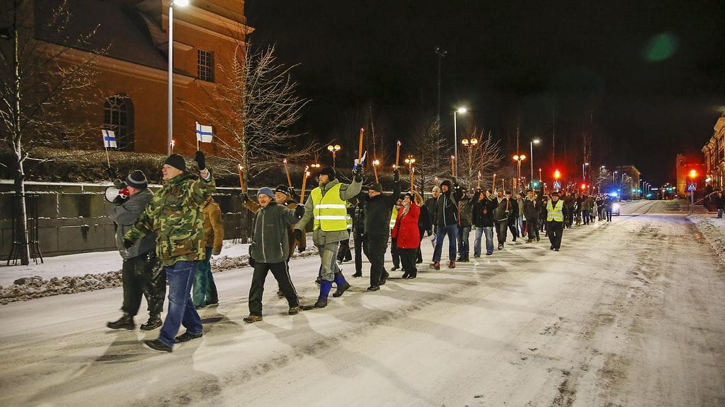 Suomen kansa ensin -liike marssi itsenäisyyspäivänä Oulussa. Liike on nyt puoluerekisteriin nousseen puolueen taustalla.