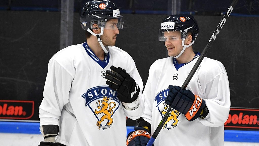 TPS-sentteri Oula Palve (vasemmalla) ja ruotsalaisseura Växjötä edustava Julius Junttila istutettiin yhteen, kun Leijonat asteli jäälle keskiviikkona Tampereen Hakametsän jäähallissa.