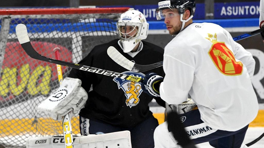 Jukka Peltola (etualalla, oikealla) toimii Leijonien kapteenina Venäjän EHT-turnauksessa.