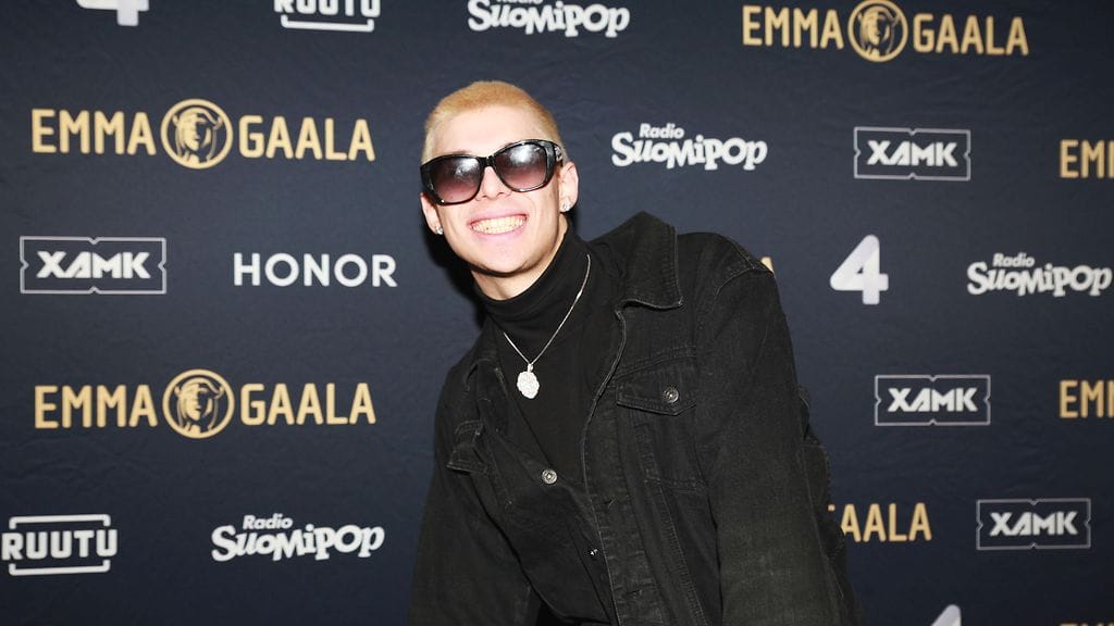 Cledos ilahdutti äitiään uudella asunnolla.