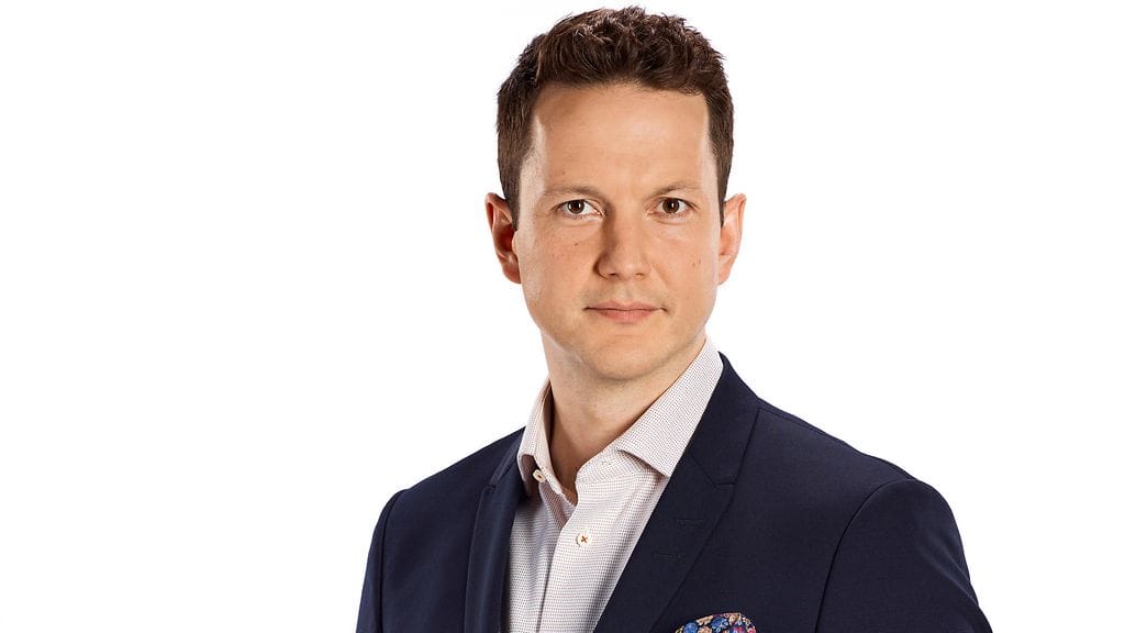 Jaakko Loikkanen juontaa uutta ajankohtaista keskusteluohjelmaa.