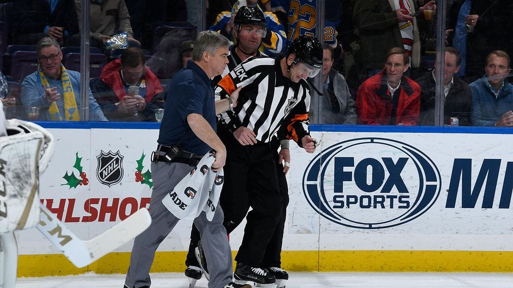 Tuomari sai kivuliaan osuman arkaan paikkaan NHL:ssä.