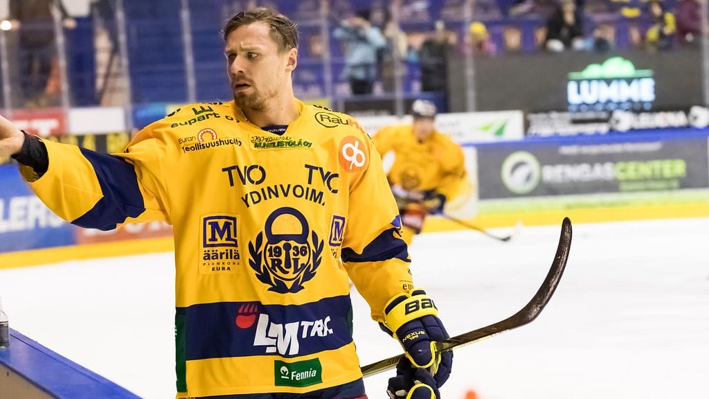 Rony Ahosta ei nähdä hetkeen liigajäillä.