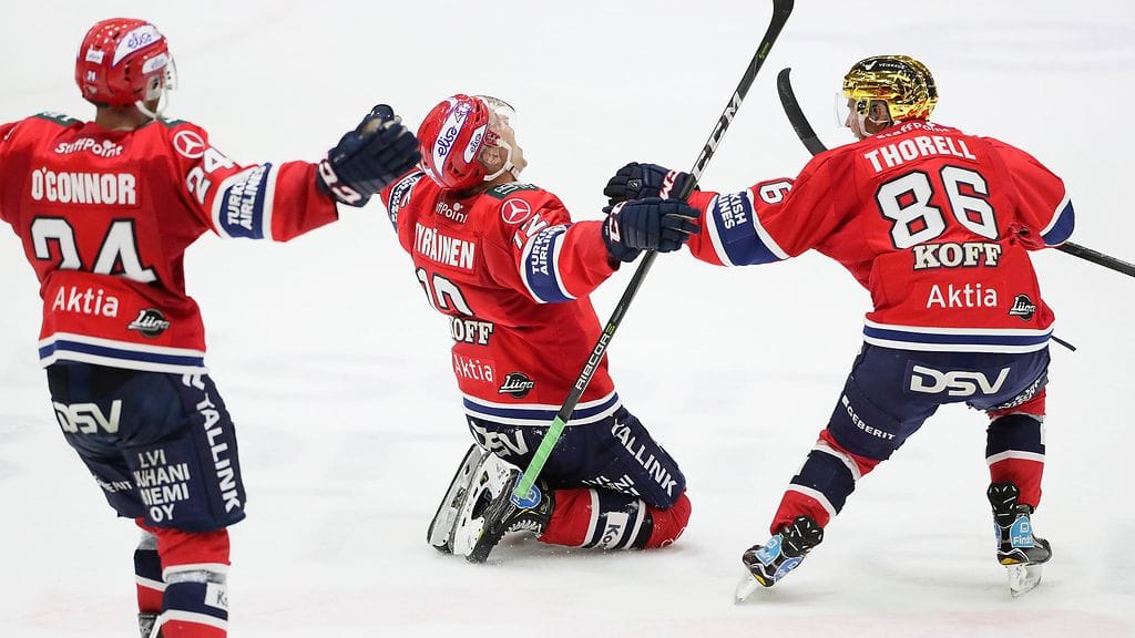 Tällä tavalla IFK:n Juhani Tyrväinen tuuletti voittomaaliaan.