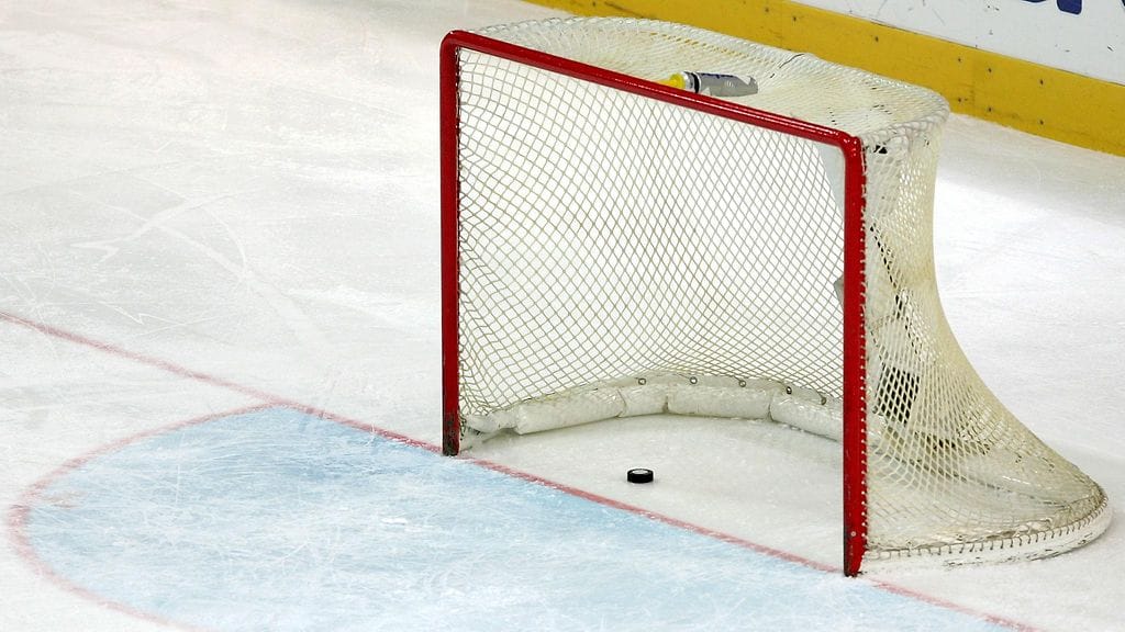 Ketterän maalivahti Karolus Kaarlehto osui tyhjiin. Kuvituskuva.