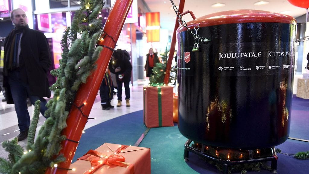 Pelastusarmeijan joulupata viime vuoden joulukuussa Helsingin Kampin kauppakeskuksessa.