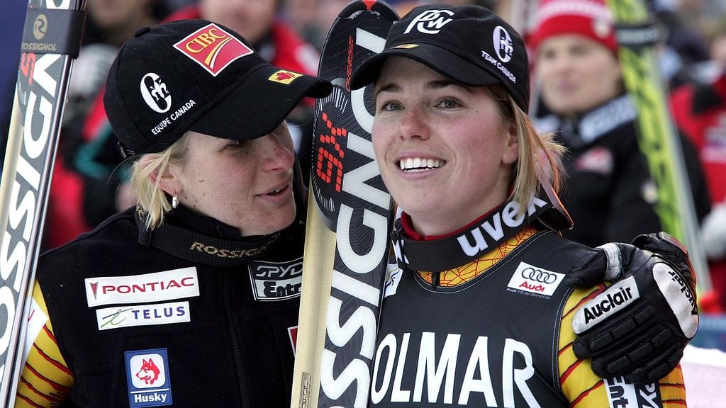 Genevieve Simard (oikealla) on yksi kolme vahingonkorvauksia hakevasta alppihiihtäjästä.