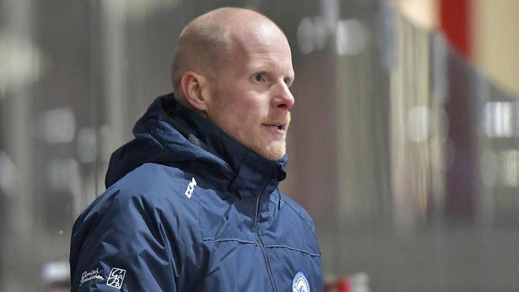 Toni Söderholm luotsaa tätä nykyä Saksassa SC Riesserseetä ja toimii maan alle 20-vuotiaiden apuvalmentajana.