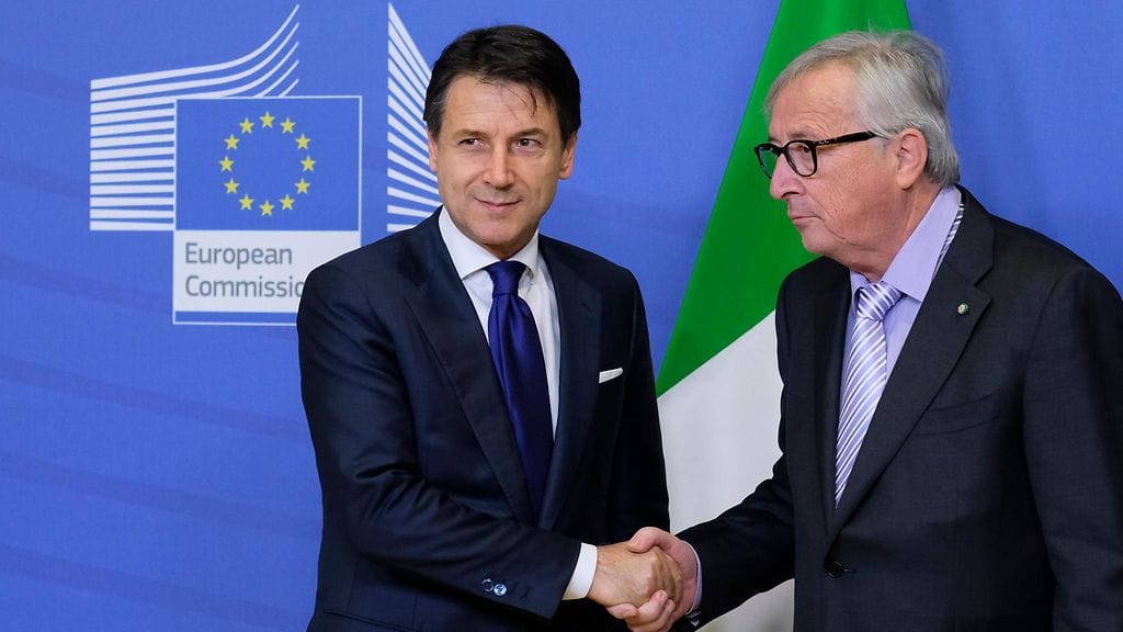 Italian pääministeri Giuseppe Conte kättelee EU-komission puheenjohtaja Jean-Claude Junckeria.