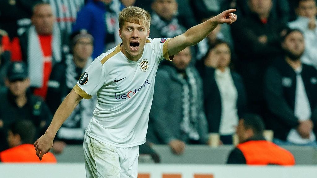 Jere Uronen Genkin paidassa.