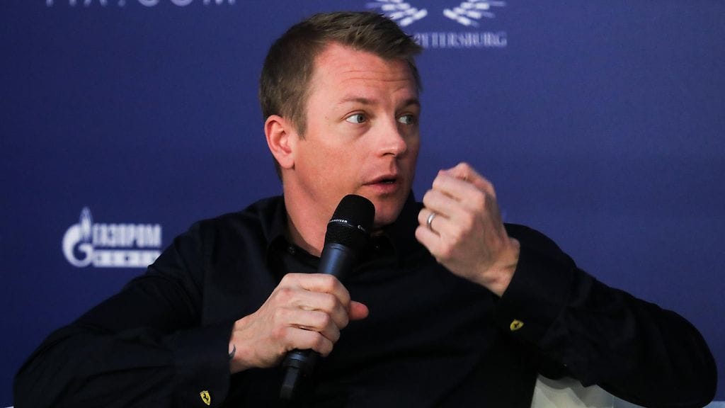 Kimi Räikkönen oli vauhdissa FIA:n palkintogaalassa.