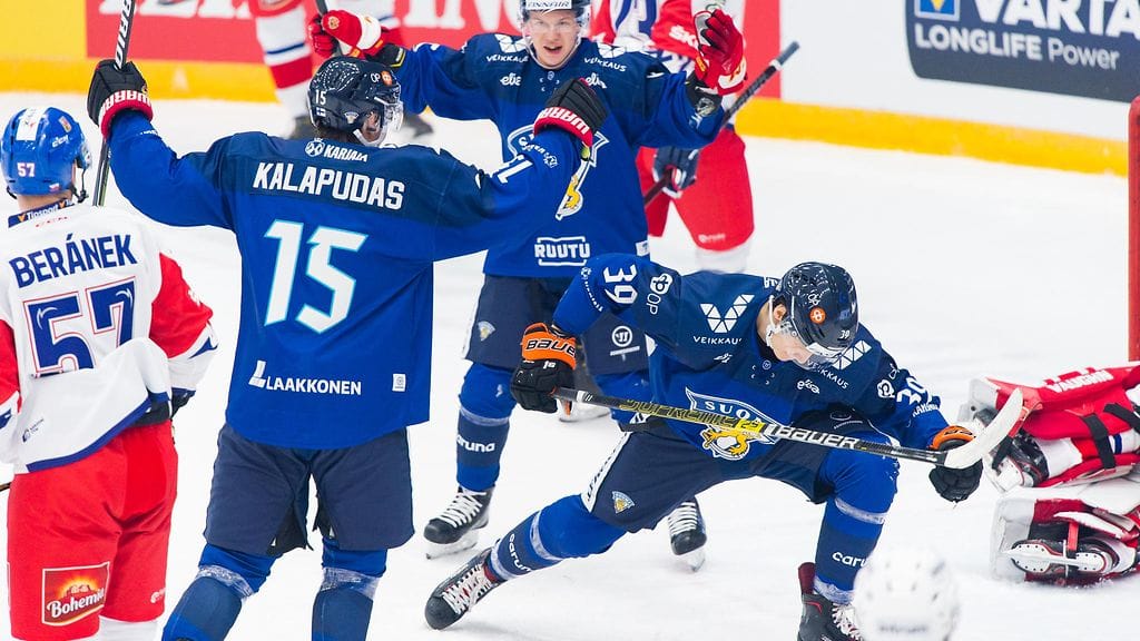 Anrei Hakulinen (oikealla) nykäisi puolittaisen jutipumpun, kun hän vei Leijonat 1-0-johtoon torstain EHT-ottelussa Tshekkiä vastaan.