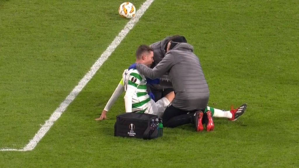 Mikael Lustig kentän pinnassa.