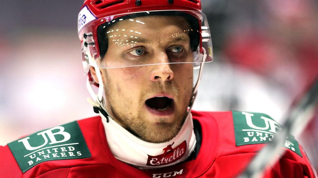 Juhani Tyrväinen taklasi kovaa Ilveksen Oskari Laaksosta.