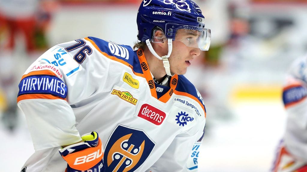 Anton Levtchi teki Tapparan toisen maalin Vaasassa.