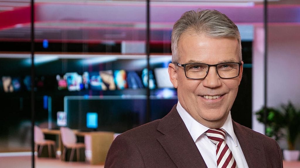 Uutisankkuri Keijo Leppänen jännittää tavallista enemmän ennen illan Seitsemän Uutisia.