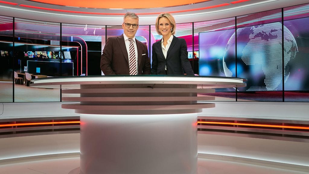 Keijo Leppänen ja Maija Lehmusvirta ovat uutisankkureina uuden studion avauslähetyksessä.