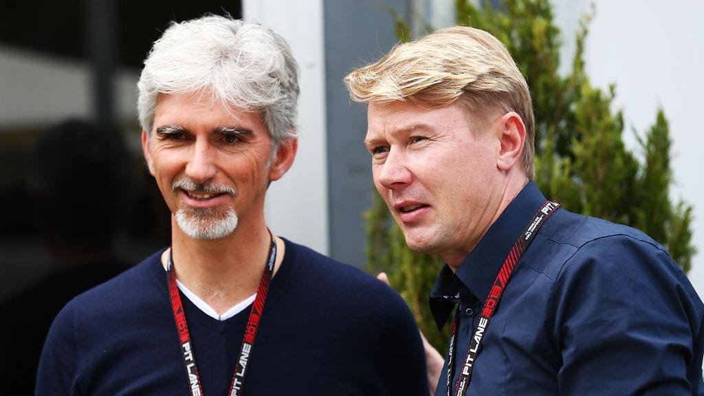 Damon Hill ja Mika Häkkinen ihmettelivät Paddy Lowen jakamaa kuvaa.