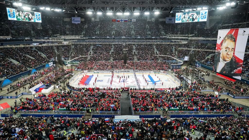 Leijonat kohtaso Venäjän näyttävissä olosuhteissa Pietarissa.