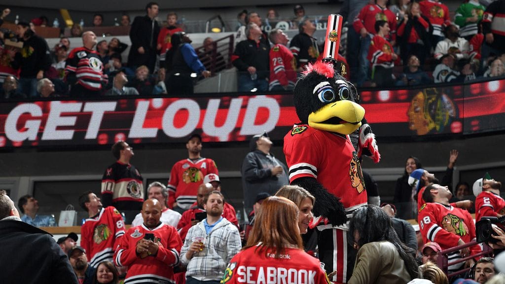 Chicago Blackhawksin maskotti Tommy Hawk joukkueen ottelussa.