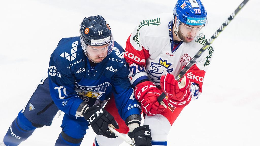 Leijonien riveissä hyökkääjän Oula Palveen (vasemmalla) suoritus jätti MTV Urheilun asiantuntijan Petteri Sihvosen mukaan toivomisen varaa.