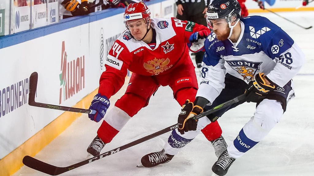 Leijonien puolustaja Jani Hakanpää (oikealla) kamppailemassa sunnuntain Venäjä-ottelussa.