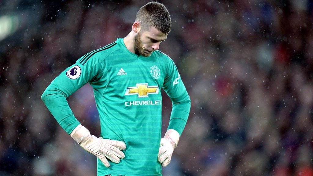 Manchester Unitedin maalivahti David De Gea yrittää pysäyttää PSG:n laukauksia.