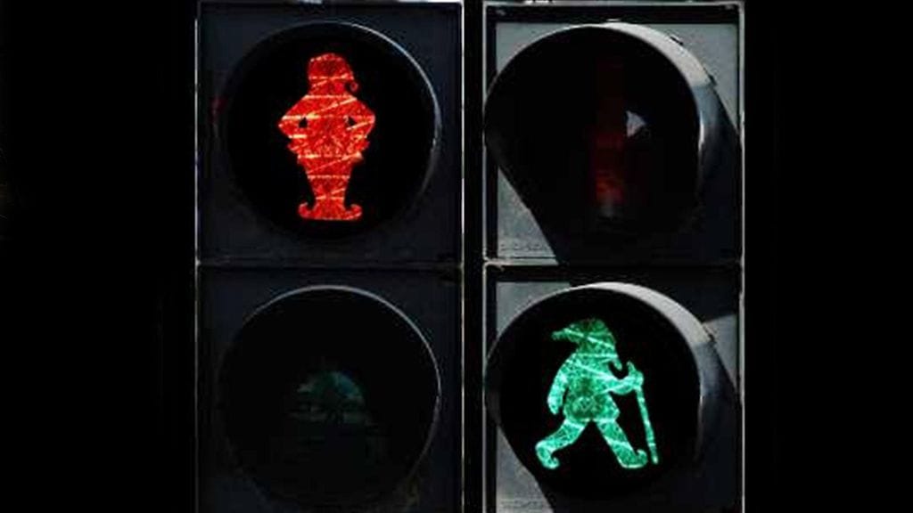 Prototyypissä esiintyvät kepin kanssa kävelevä joulupukki sekä kädet lanteilla seisova joulumuori.