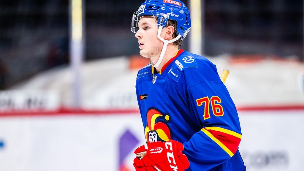 Kristian Vesalainen ei lähde nuorten MM-kisoihin. Ratkaisua on ihmetelty kiekkokansan syövereissä.