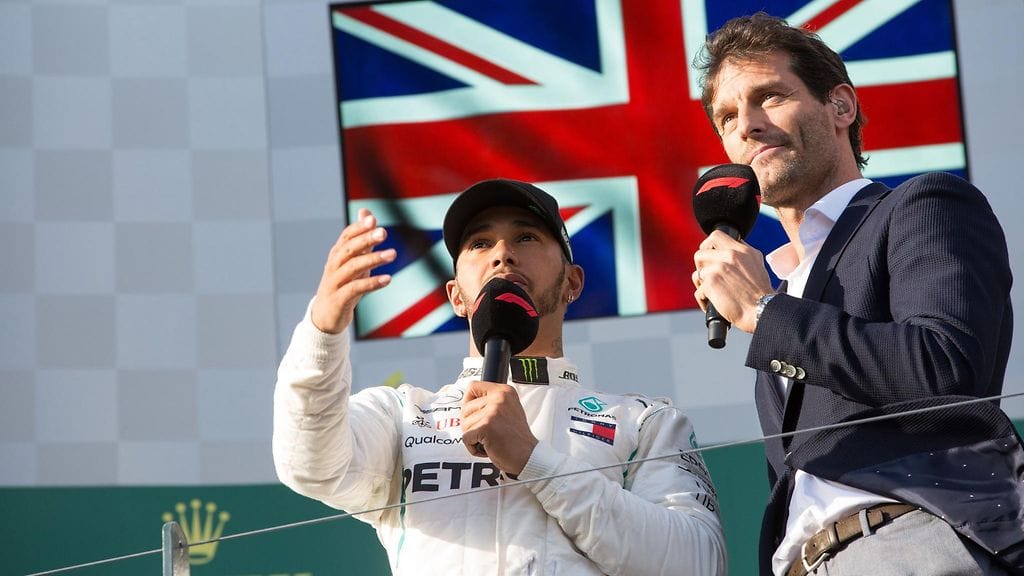 Mark Webber suitsuttaa Mercedeksen Lewis Hamiltonia. Brittikuski sijoittui toiseksi vuoden 2018 Australian GP:ssä.