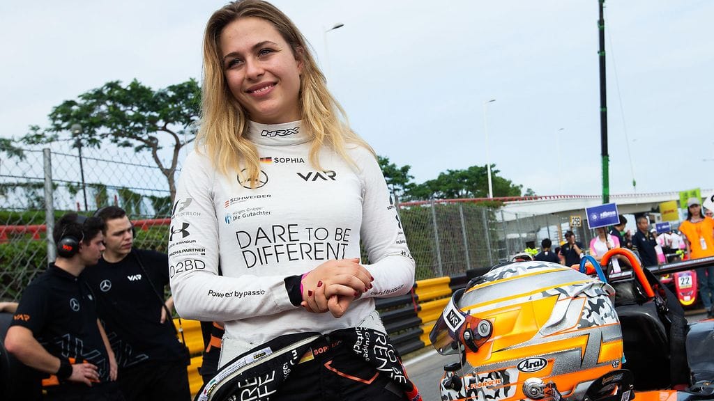 Formula 3-kuljettaja Sophia Flörsch uskoo aikaisemmin menehtyneen isoäitinsä suojelleen häntä pahemmalta loukkaantumiselta.