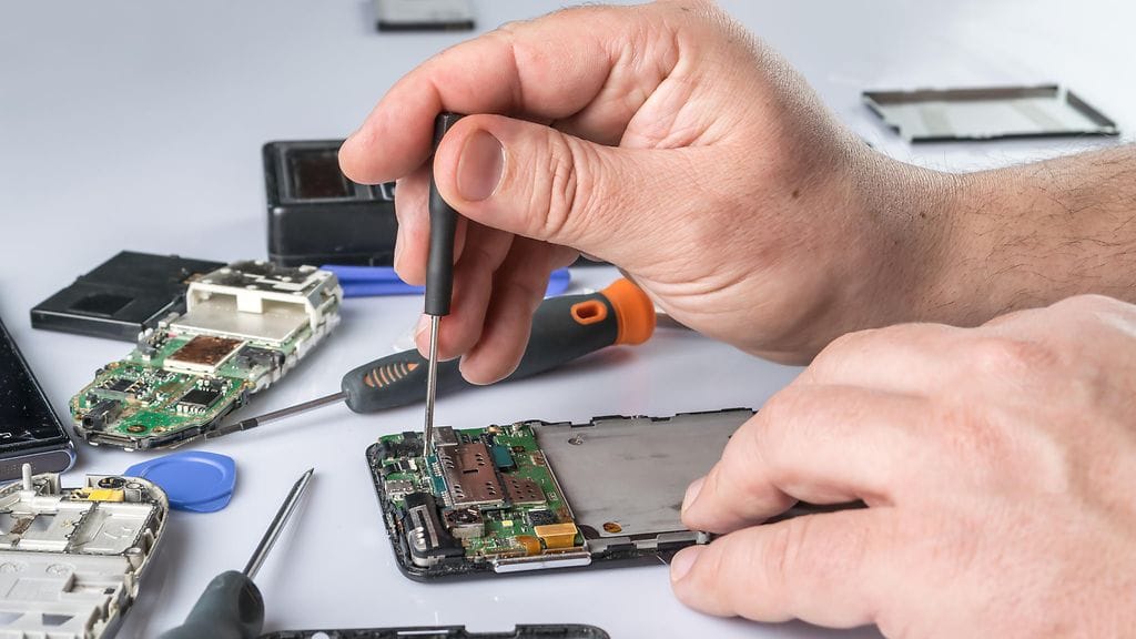 Matkapuhelimen korjaus voi kestää kokonaisuudessaan jopa kuukausia. Kuvituskuva.