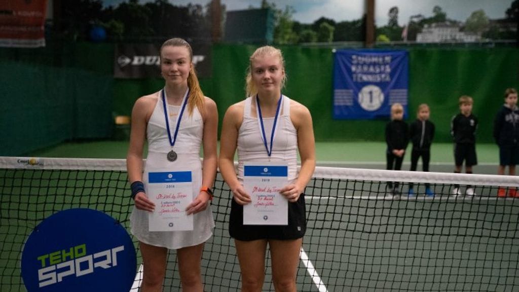 Emma Eerola (oik.) voitti naisten kaksinpelin sisäkenttien Suomen mestaruuden, ja Clarissa Blomqvist sijoittui toiseksi.