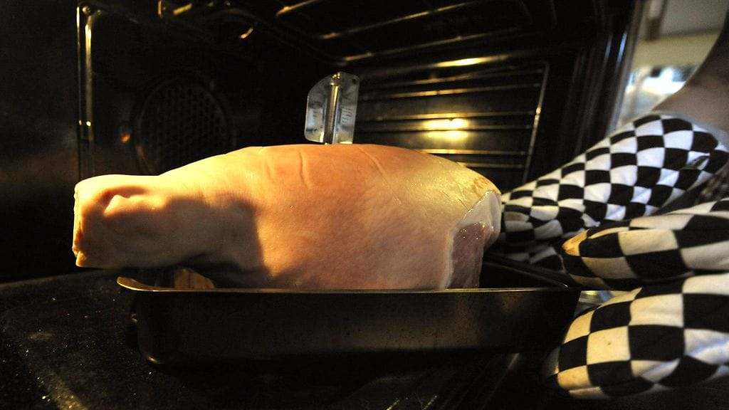 Tänään sunnuntaina pörssisähkö on keskimääräistä halvempaa, joten kinkunpaistokin on huokeampaa kuin aatonaattona.