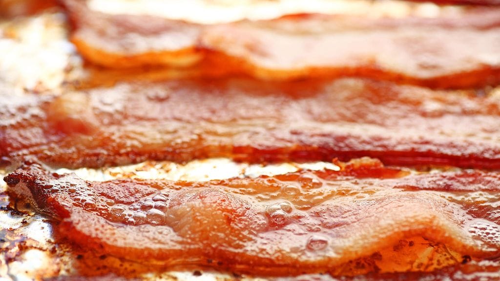 Uunissa pekoni kypsyy tasaisen rapeaksi.