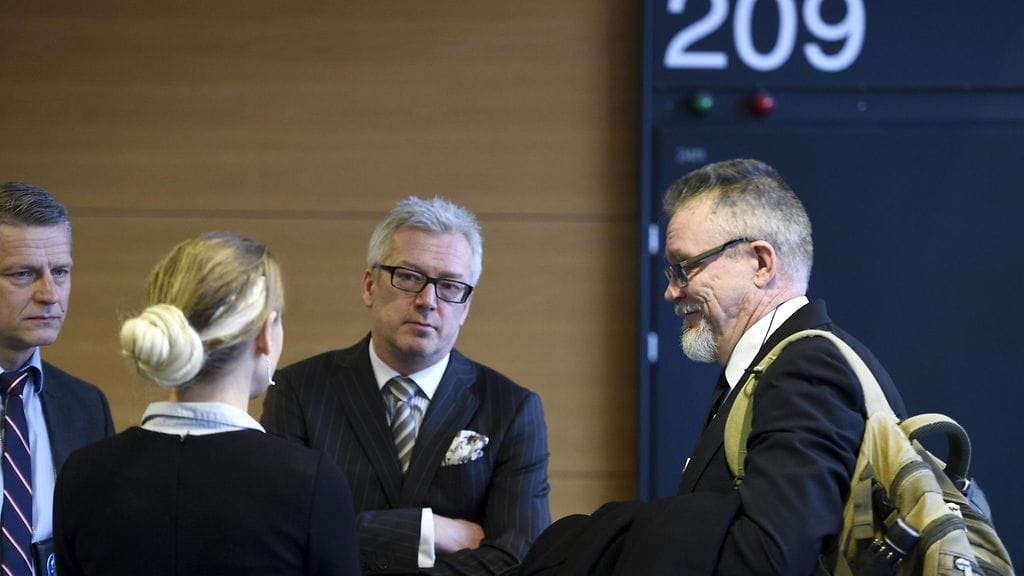 Tutkinnanjohtaja Janne Järvinen, toimittaja Laura Halminen, asianajaja Kai Kotiranta ja tutkinnanjohtaja Markku Ranta-aho (oik.) ennen Helsingin Sanomien toimittajan kotiin tehdyn erityisen kotietsinnän edellytyksiä käsittelevan oikeudenkäynnin alkua Helsingin käräjäoikeudessa 13. helmikuuta.