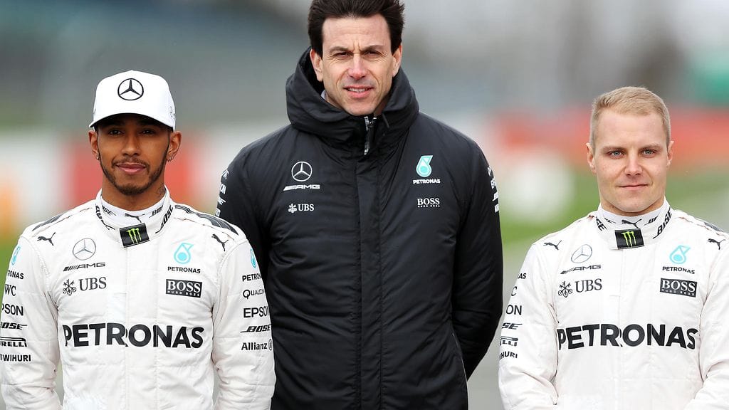 Mercedeksen tulevaisuuden kuljettajakuviot ovat olleet kovan pyörittelyn kohteena. Kuvassa vasemmalla brittikuski Lewis Hamilton, keskellä tallipäällikkö Toto Wolff ja oikealla suomalaiskuljettaja Valtteri Bottas.