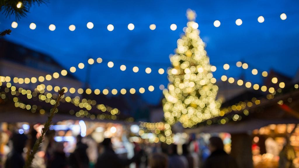 Kuvituskuva. 19-vuotiaan opiskelijan epäillään suunnitelleen pommi-iskua joulutorille Puolassa.