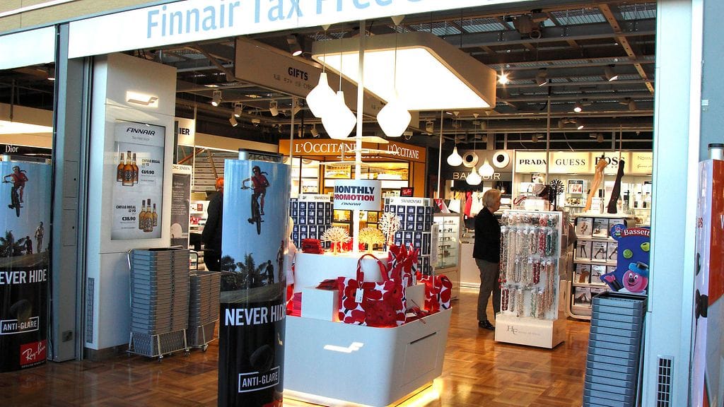 Kuvituskuva. Poliisin mukaan keski-ikäinen Ruotsin kansalainen oli ottanut lentokentällä sijaitsevasta liikkeestä tuotteita, kätkien ne takkinsa hihaan.