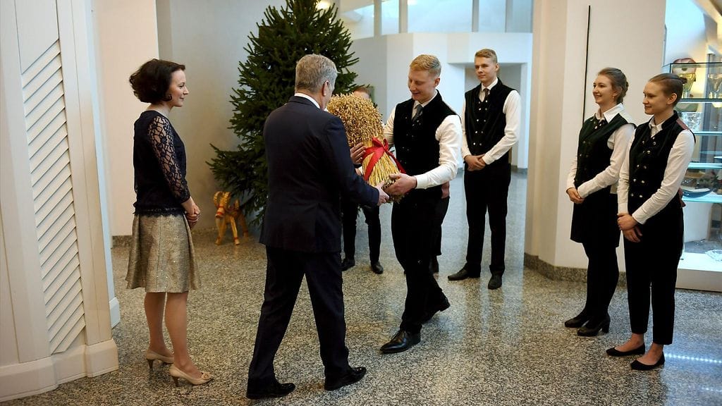 Sauli Niinistö ja Jenni Haukio vastaanottavat perinteisen joulutervehdyksen 19.12.2018