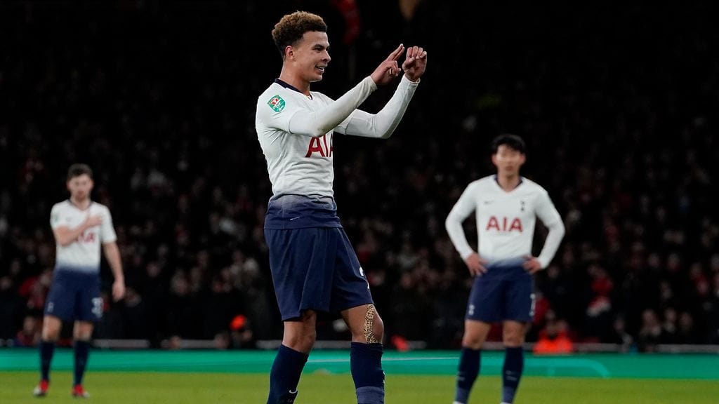 Dele Alli osoittaa käsin ottelun tilannetta Arsenal-faneille.