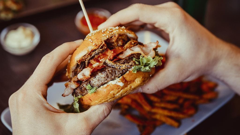 Väsyneenä sortuu helpommin roskaruokaan. Kuvituskuva.