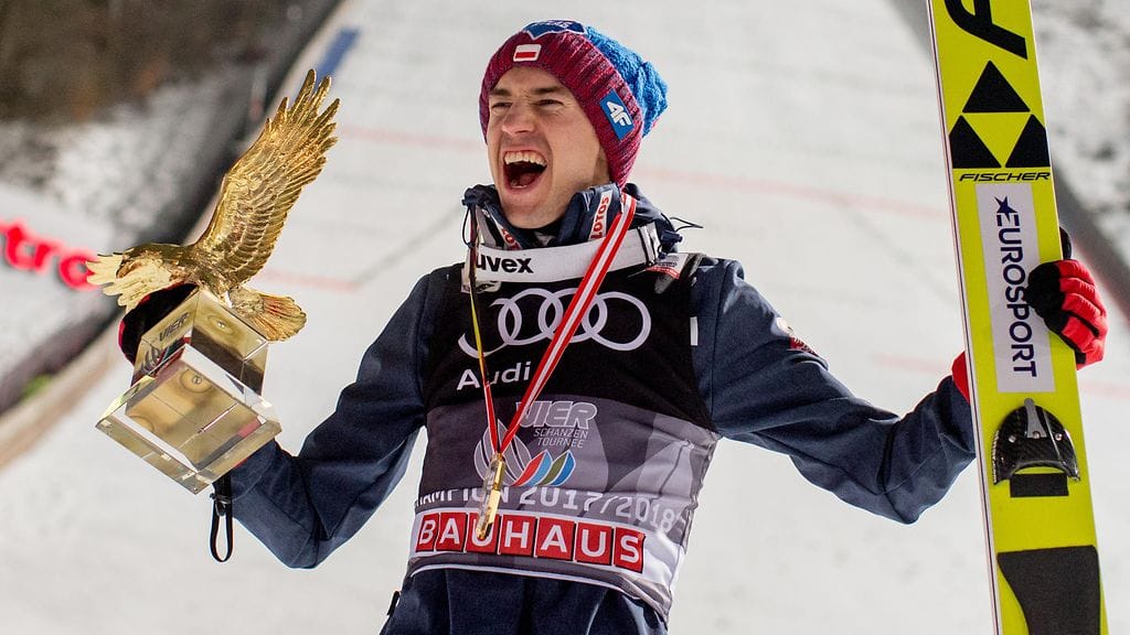Kamil Stoch juhli mäkiviikon voittoa vuosi sitten.