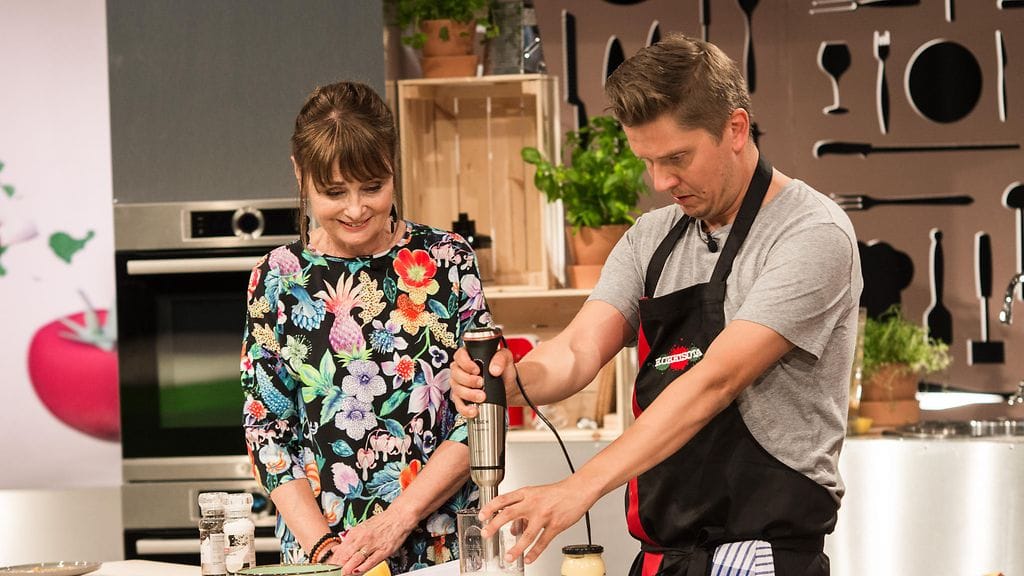 Kokkisodan juontaja Sikke Sumari ja viidennen jakson vieras Eero Ritala.