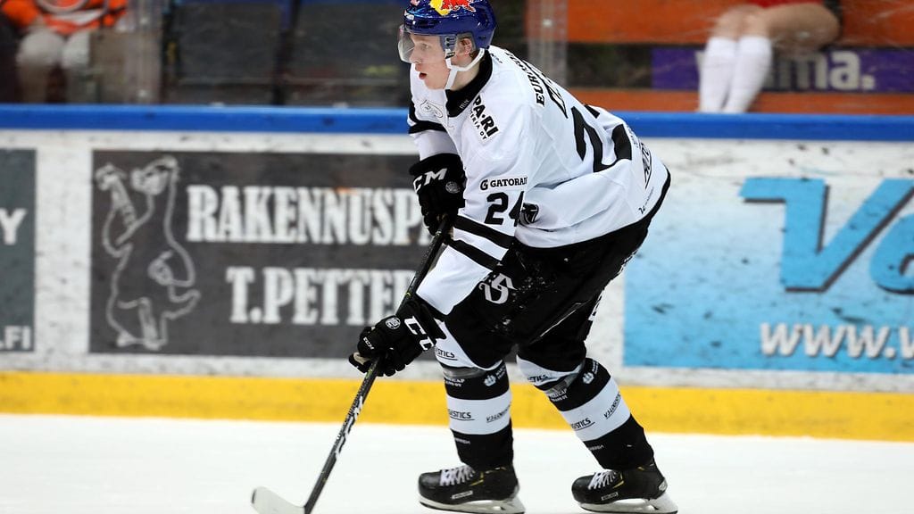 Nuorten Leijonien huippulupaus Kaapo Kakko TPS:n paidassa.